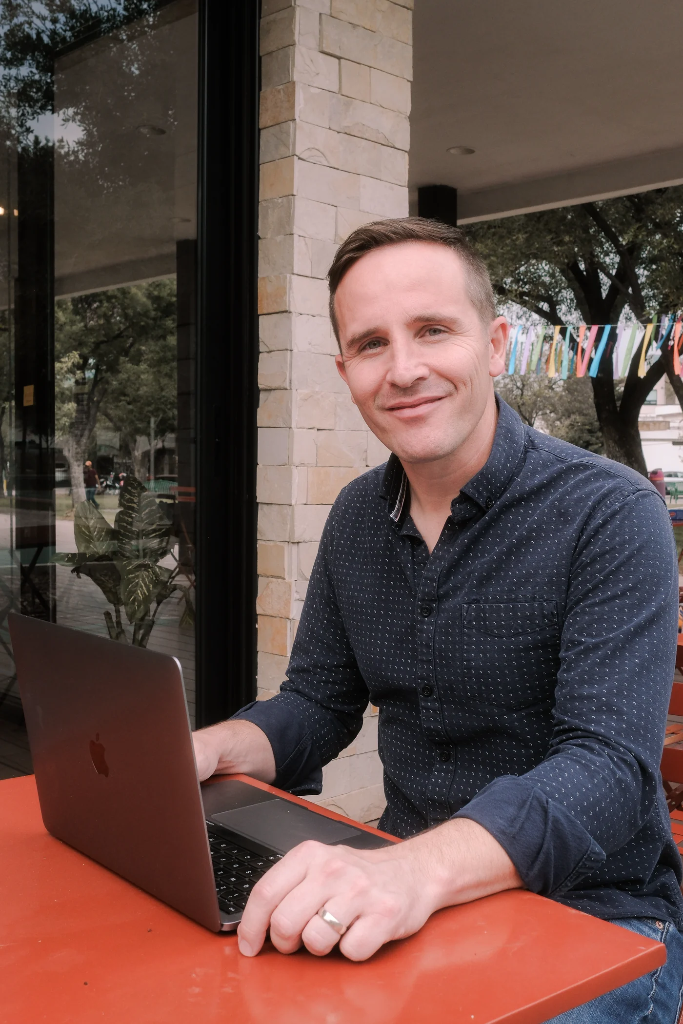 Xavier Fontaine, agente de seguros en Monterrey, trabajando en su laptop