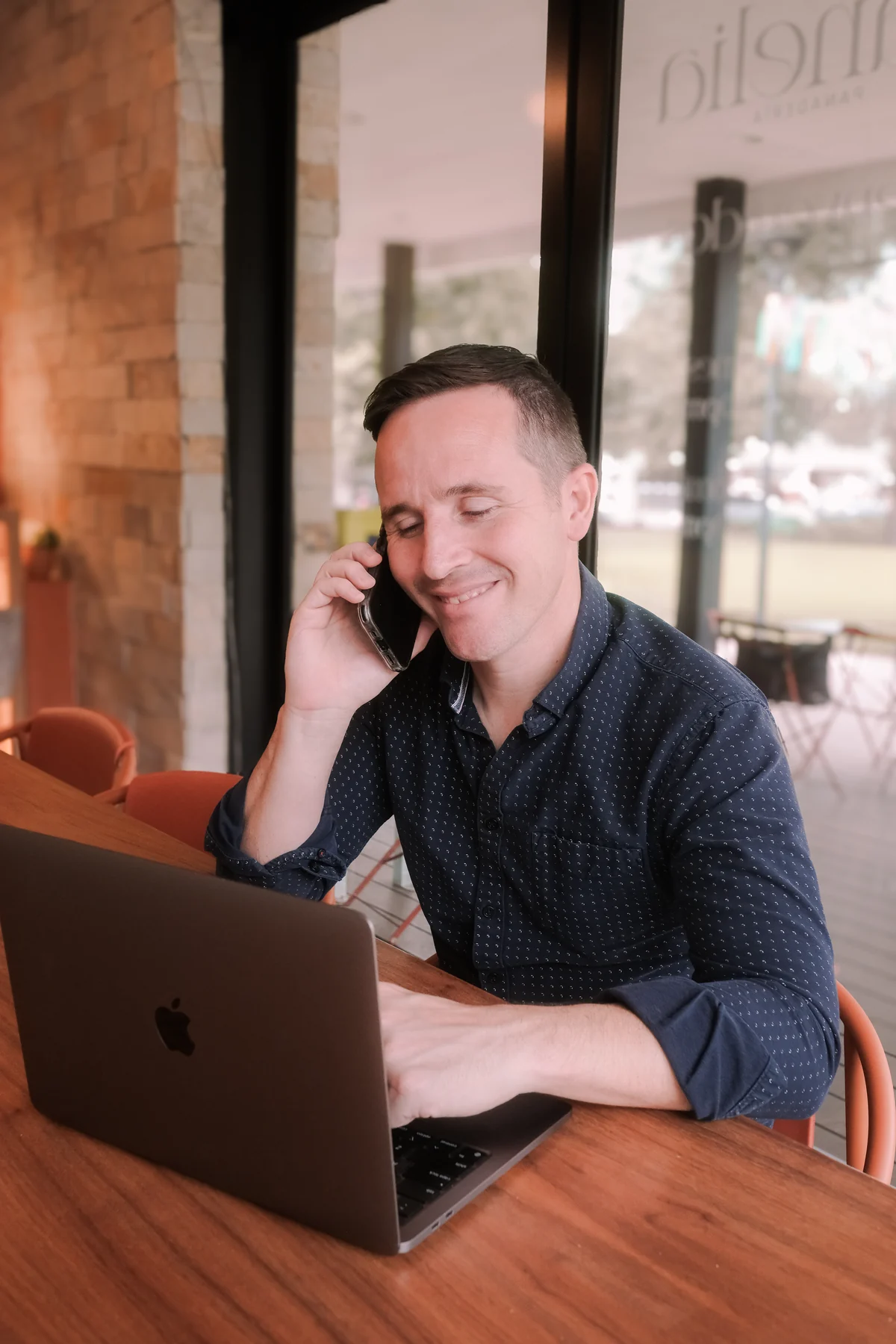Xavier Fontaine atendiendo a un cliente por teléfono